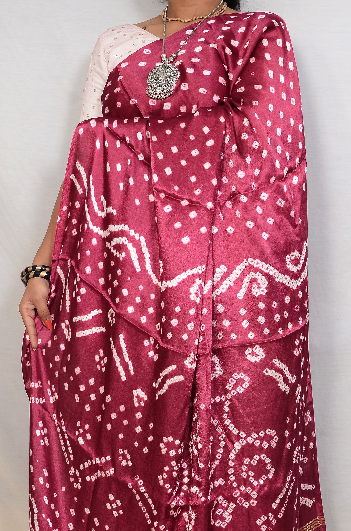 Royal Raaga – Handcrafted Magenta Bandhani Saree with Japan Zari