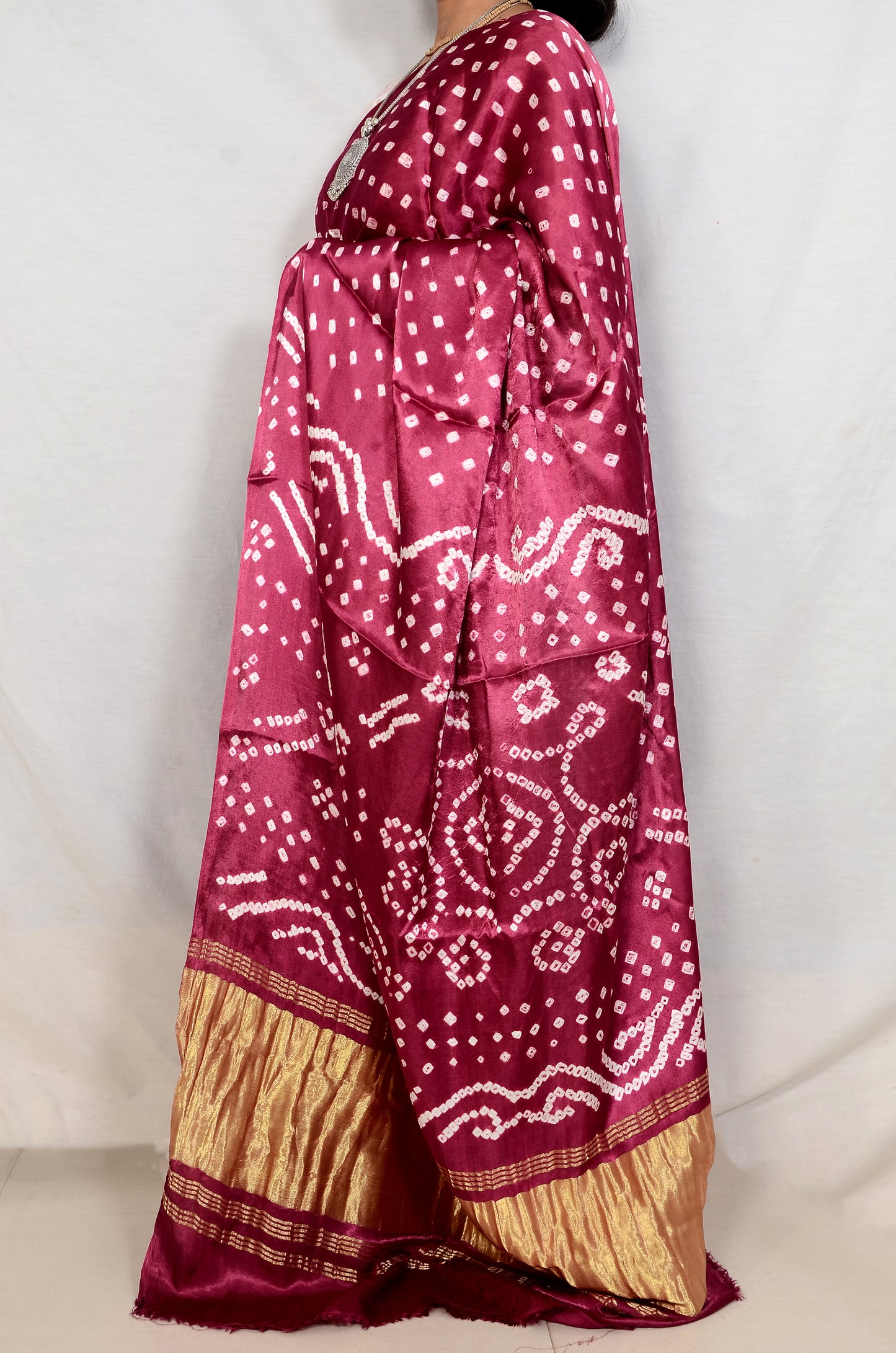 Royal Raaga – Handcrafted Magenta Bandhani Saree with Japan Zari
