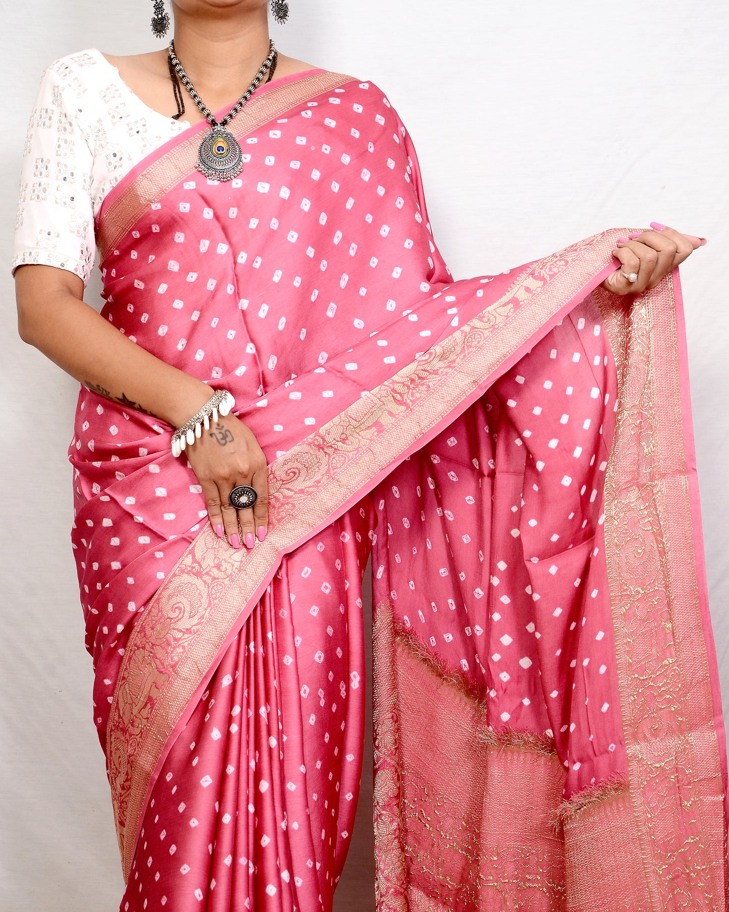 Enchanting Weaves Pink bandhani Saree