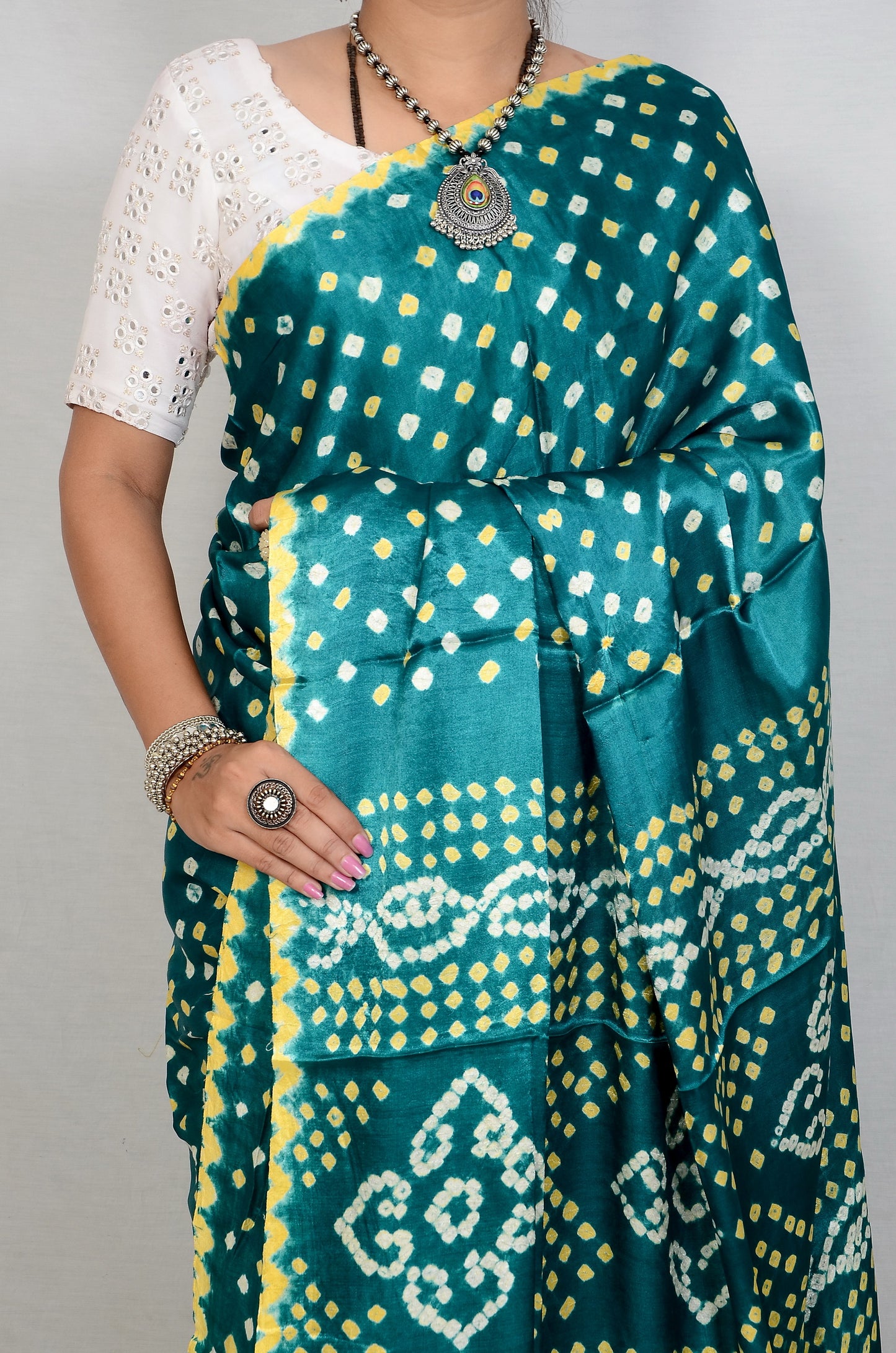 minimal majesty rama bandhani saree
