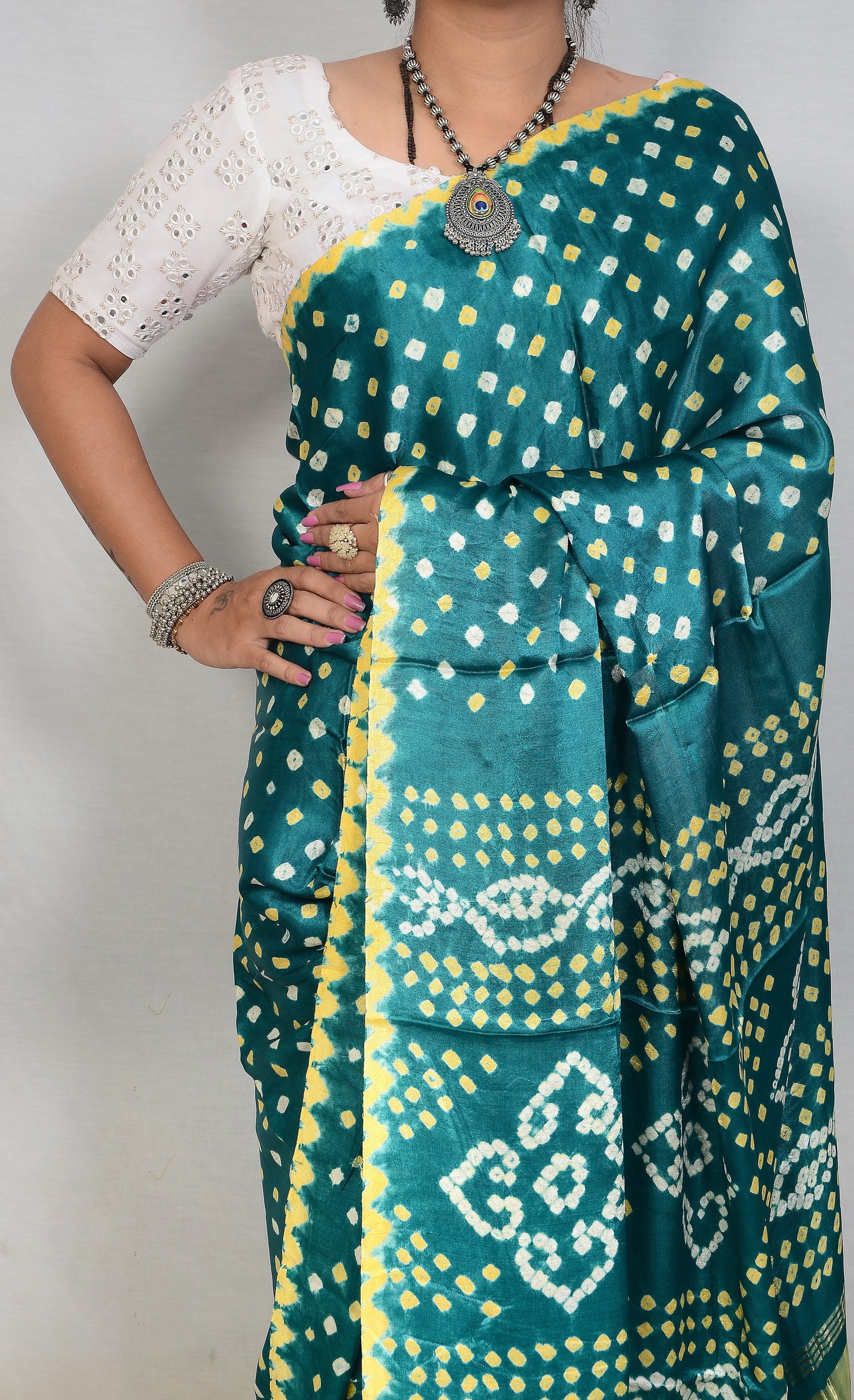 minimal majesty rama bandhani saree
