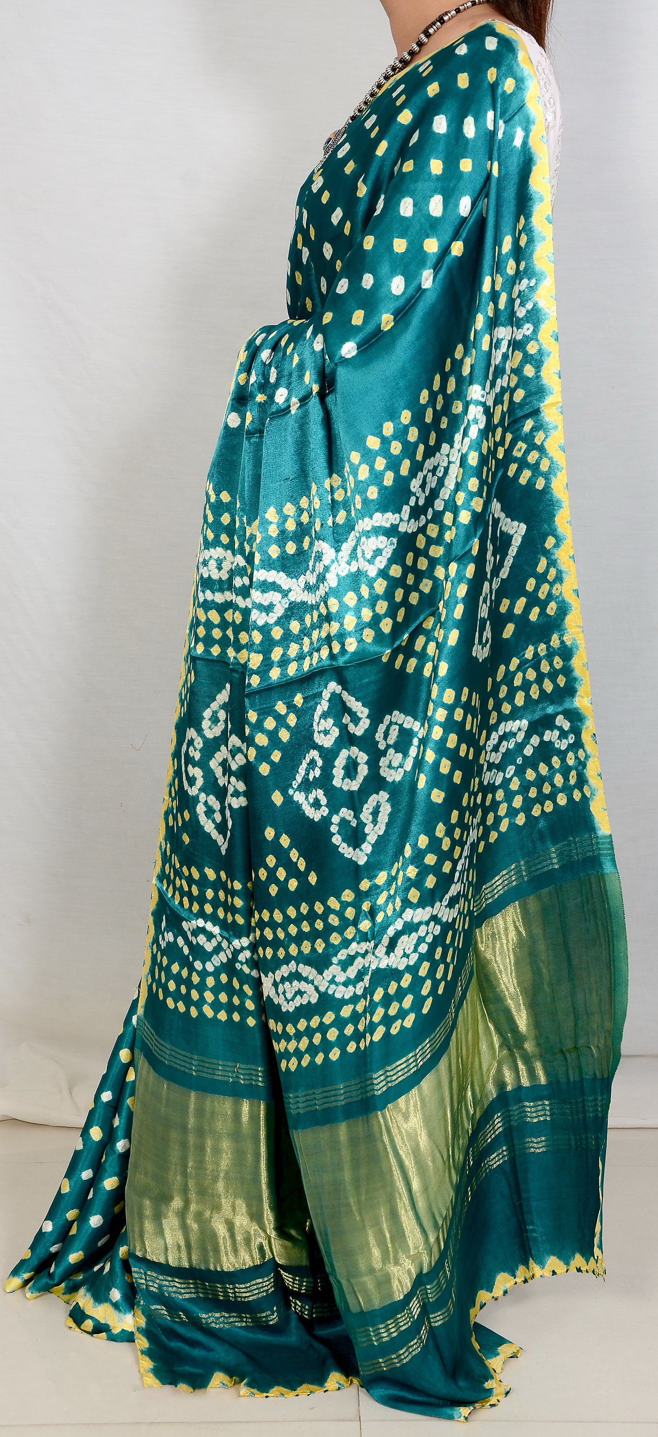 minimal majesty rama bandhani saree