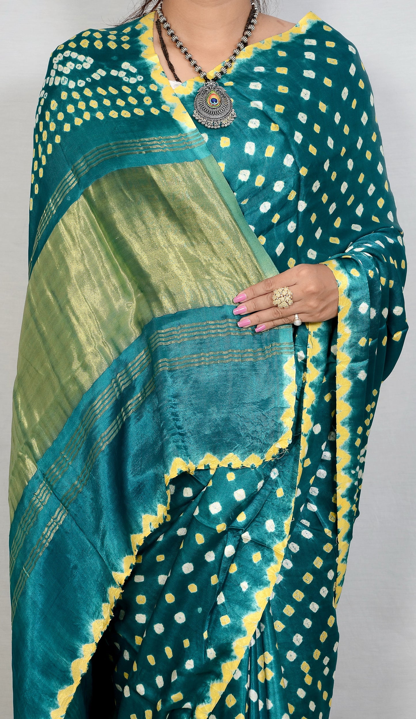 minimal majesty rama bandhani saree