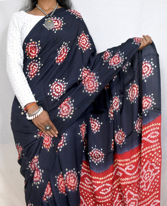 Elegant drape dark grey and red bandhani saree
